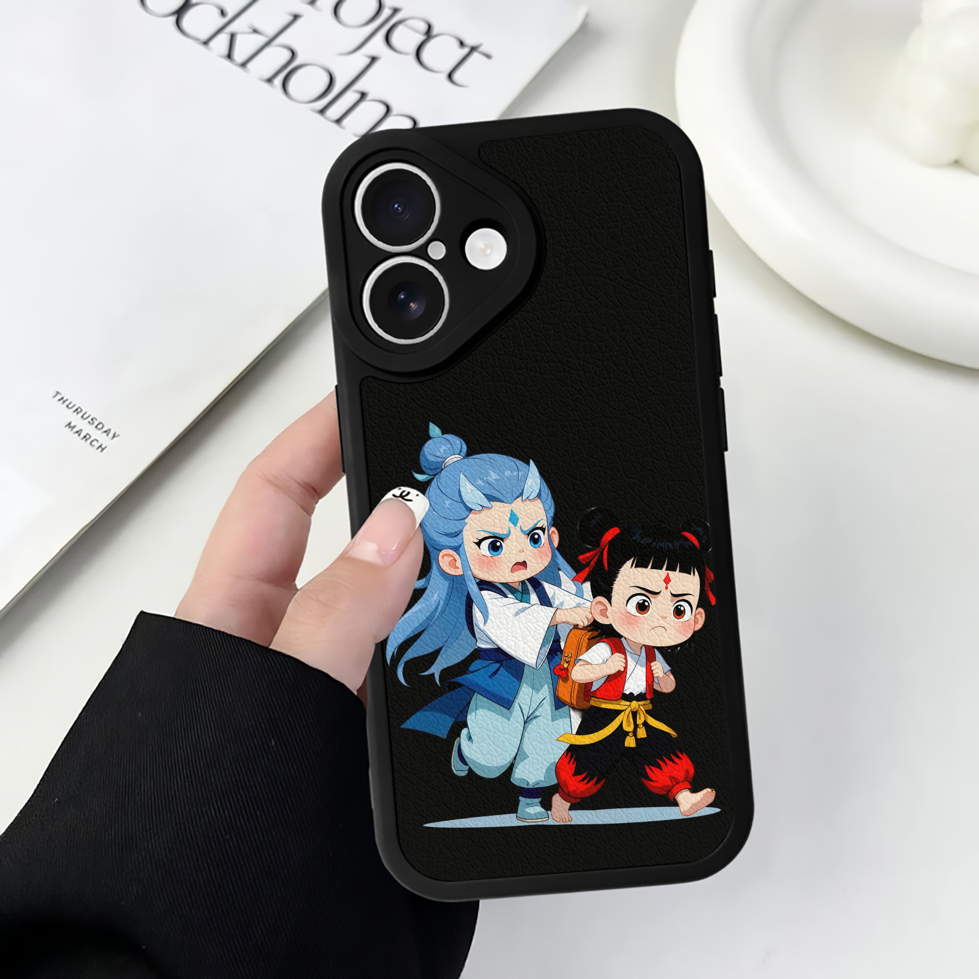 （画像用） Ne Zha 2 ナタ 魔童の大暴れ 【iPhone 16シリーズ対応】シリコンスマホケース（レザー調） 材質：シリコン